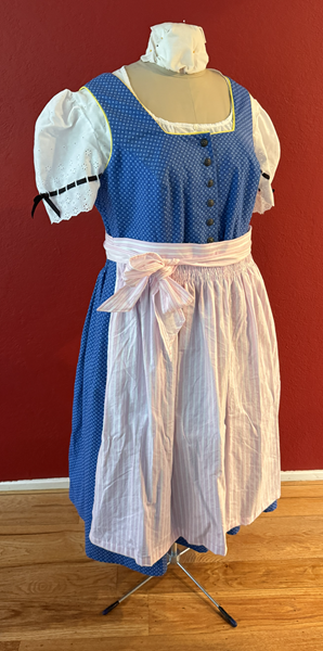 Dirndl Apron Right Quarter View. Burda 8448  